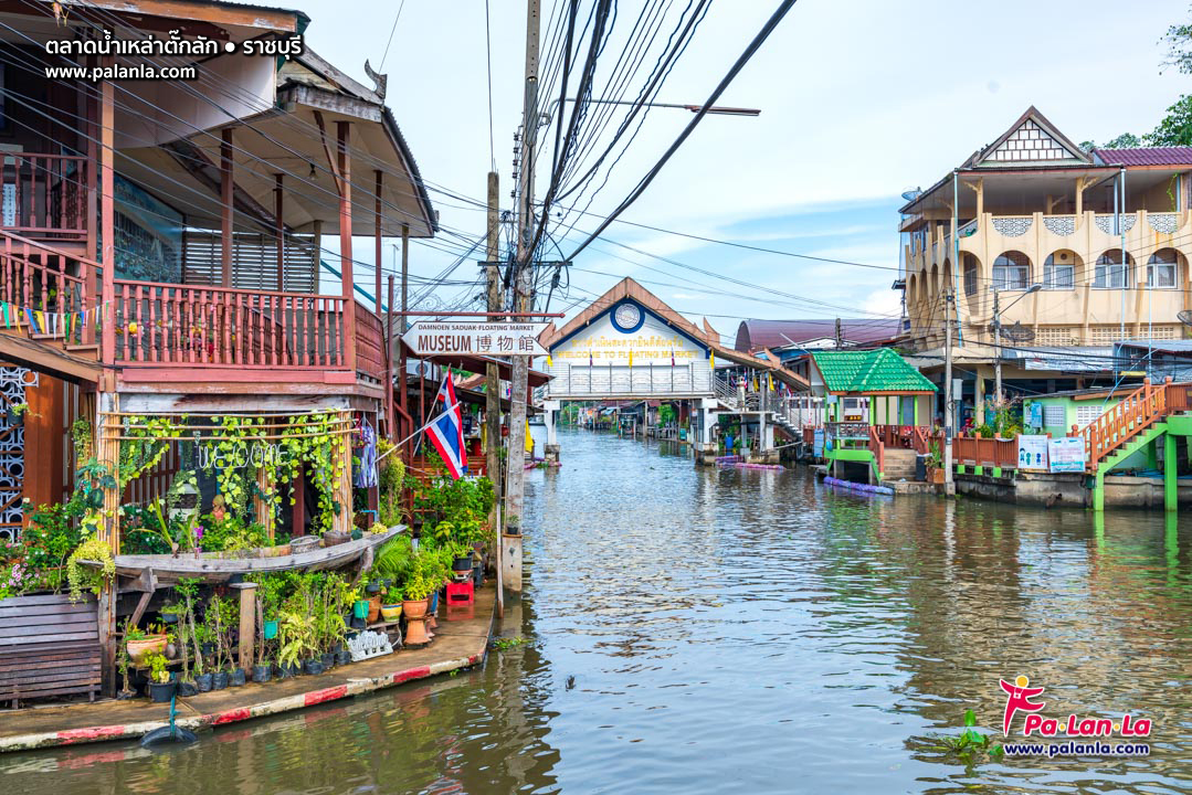 Lao Tuk Luck Floating Market